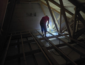 Zateplení stropu novostavby pomocí foukané izolace